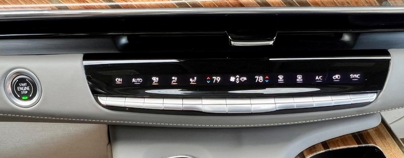 Cadillac Escalade Vehicle Full-screen Gallery Image 25
