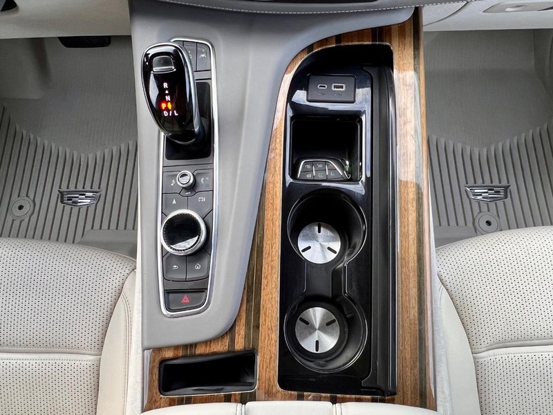 Cadillac Escalade Vehicle Full-screen Gallery Image 26