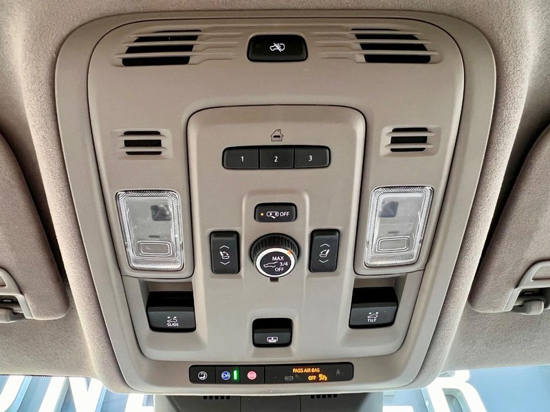 Cadillac Escalade Vehicle Full-screen Gallery Image 27