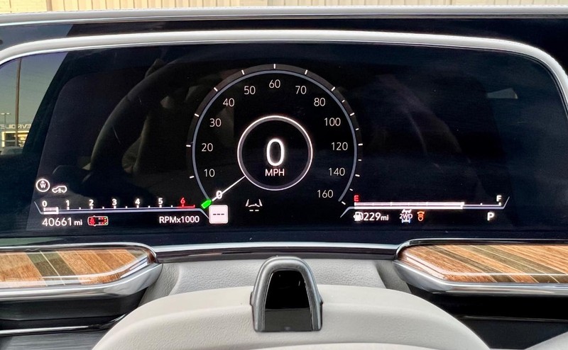 Cadillac Escalade Vehicle Full-screen Gallery Image 28