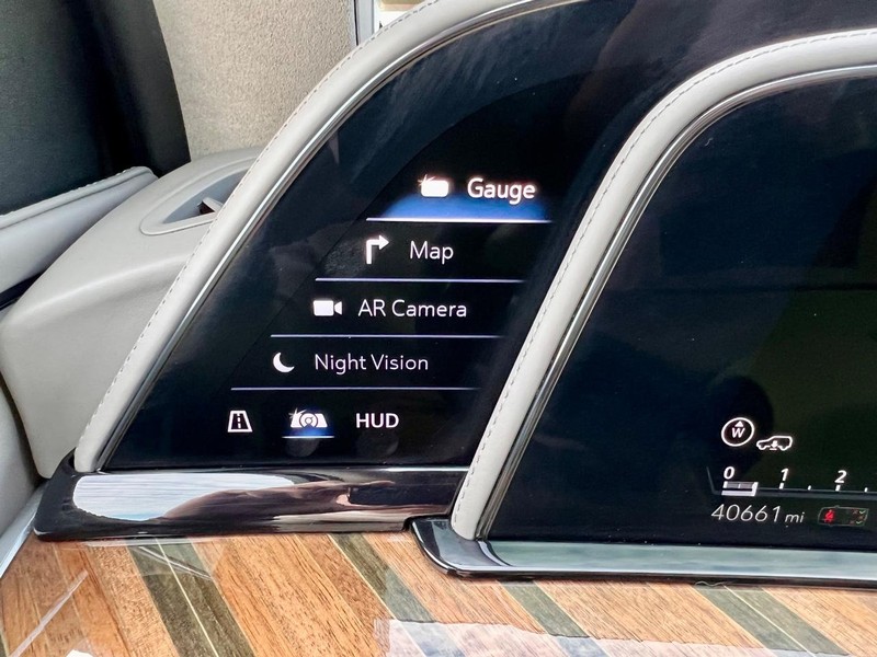 Cadillac Escalade Vehicle Full-screen Gallery Image 29