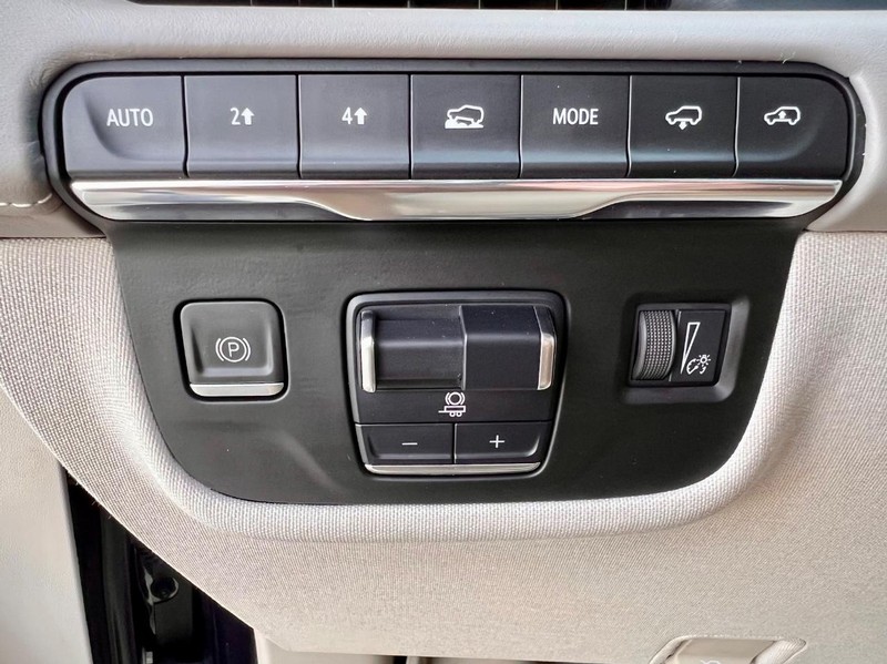 Cadillac Escalade Vehicle Full-screen Gallery Image 30