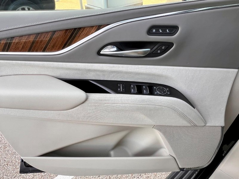 Cadillac Escalade Vehicle Full-screen Gallery Image 31