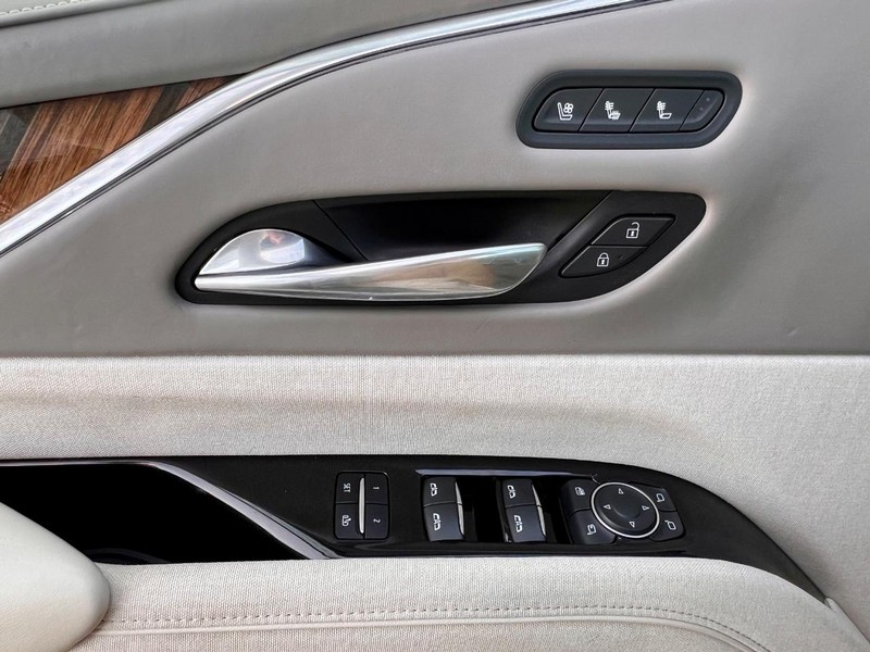 Cadillac Escalade Vehicle Full-screen Gallery Image 32