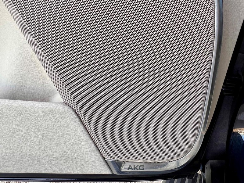 Cadillac Escalade Vehicle Full-screen Gallery Image 33