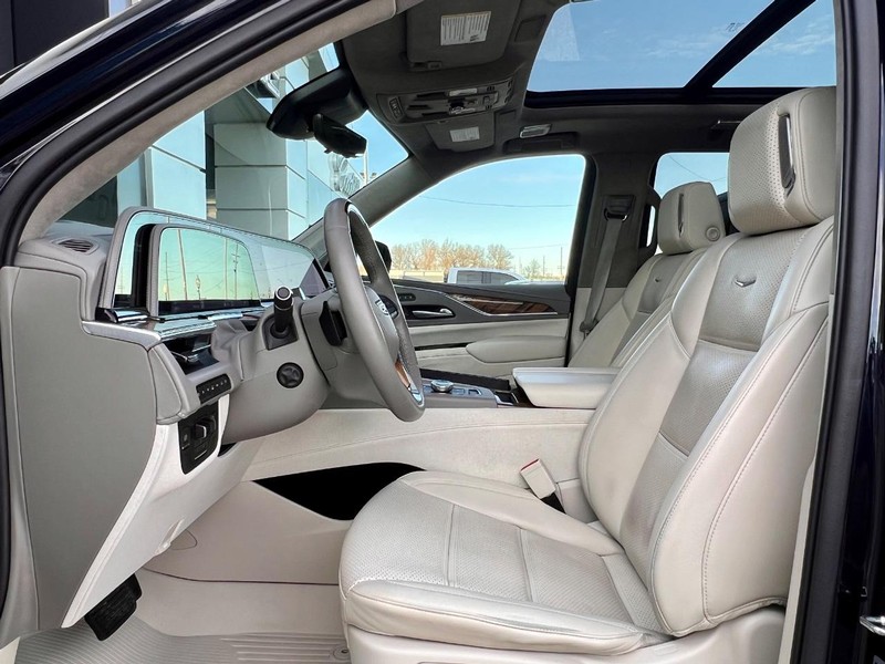 Cadillac Escalade Vehicle Full-screen Gallery Image 34