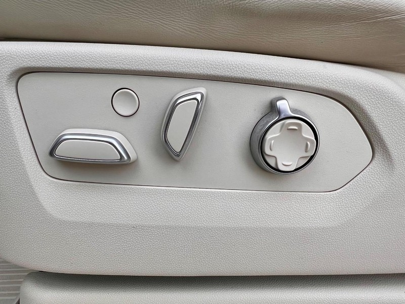 Cadillac Escalade Vehicle Full-screen Gallery Image 35