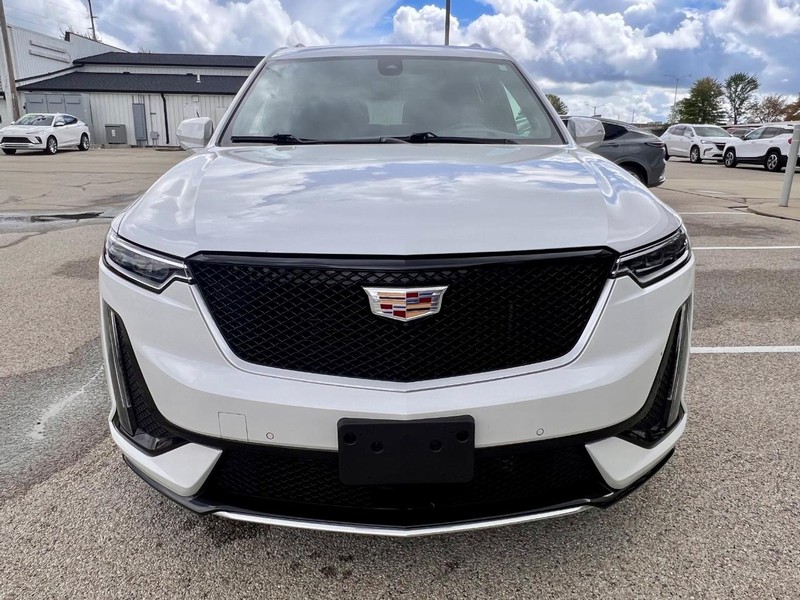 Cadillac XT6 Vehicle Full-screen Gallery Image 02