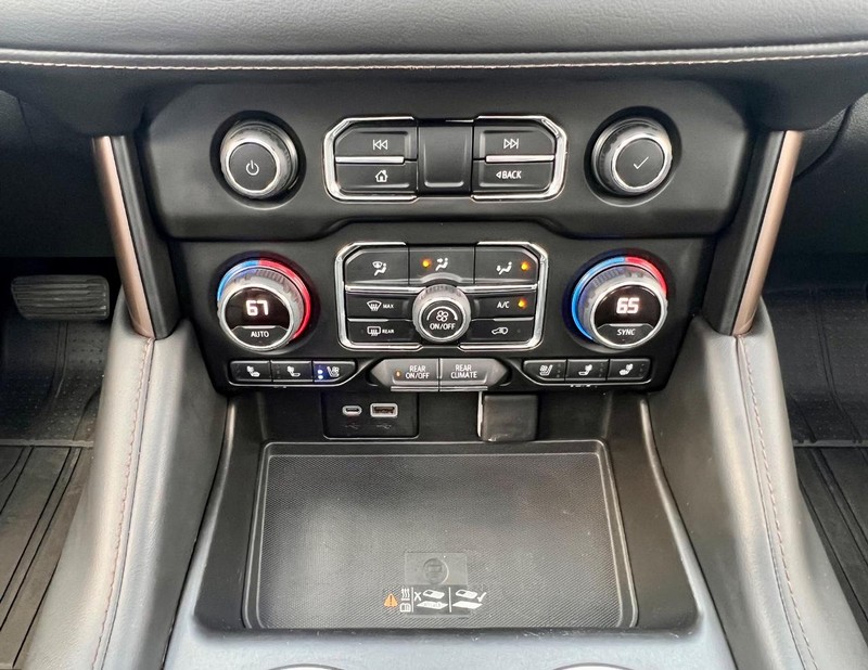 Chevrolet Tahoe Vehicle Full-screen Gallery Image 24