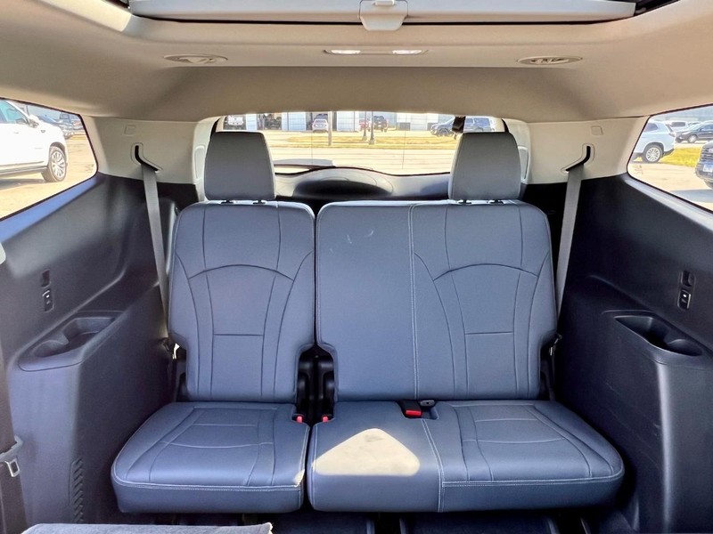 Buick Enclave Vehicle Full-screen Gallery Image 11