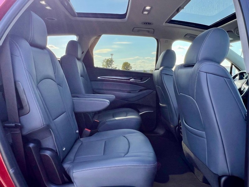 Buick Enclave Vehicle Full-screen Gallery Image 12