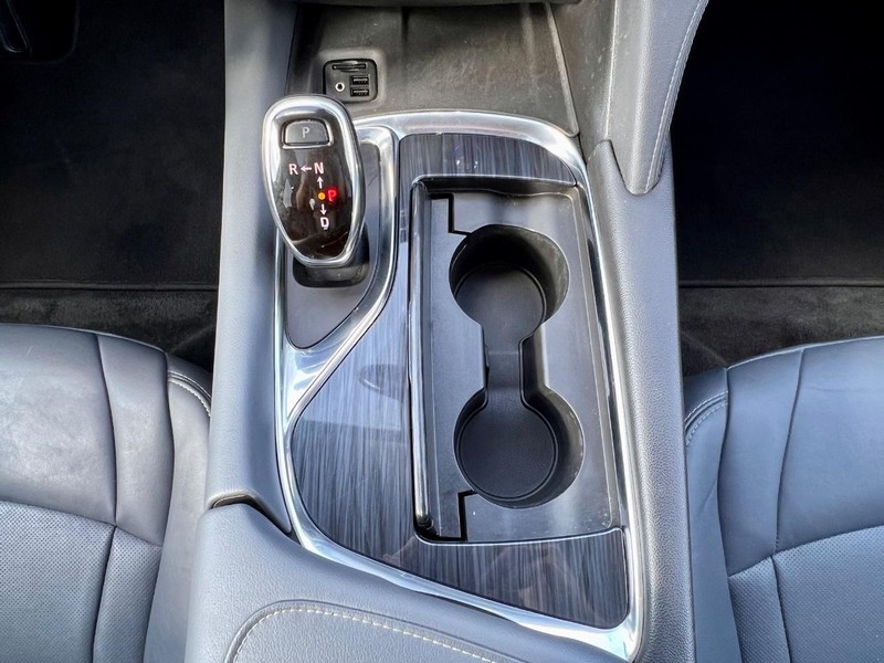 Buick Enclave Vehicle Full-screen Gallery Image 24