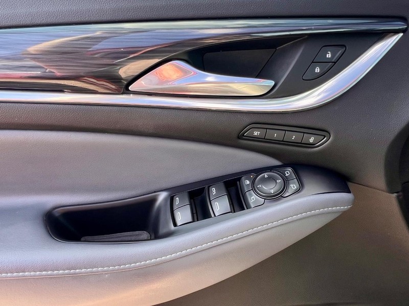 Buick Enclave Vehicle Full-screen Gallery Image 28