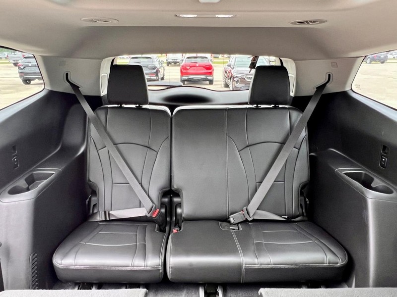 Buick Enclave Vehicle Full-screen Gallery Image 12