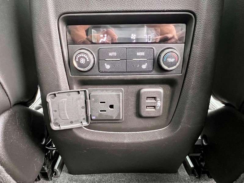 Buick Enclave Vehicle Full-screen Gallery Image 14