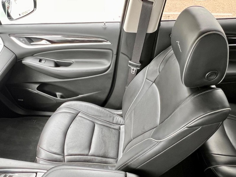 Buick Enclave Vehicle Full-screen Gallery Image 16