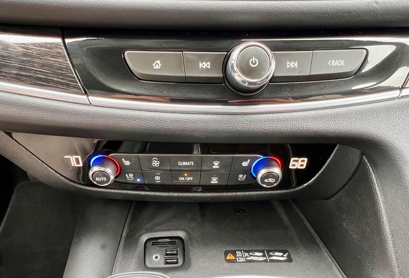 Buick Enclave Vehicle Full-screen Gallery Image 24