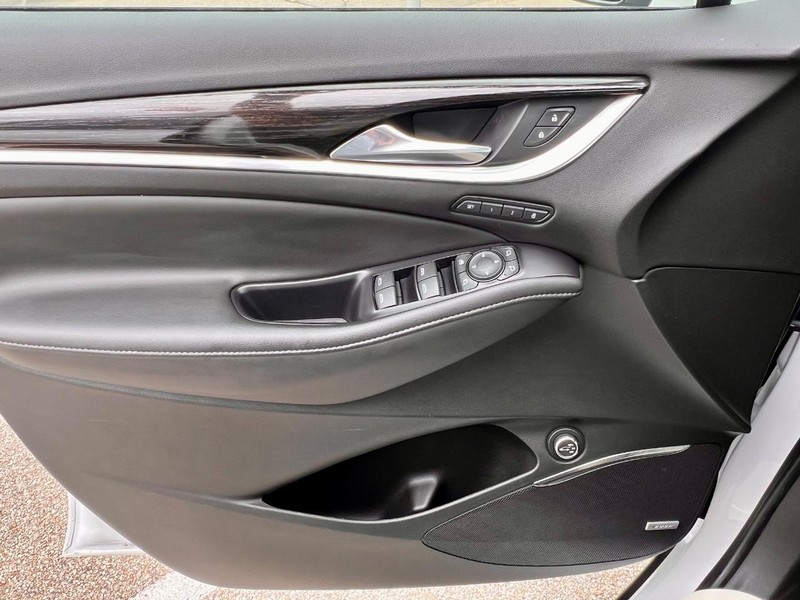 Buick Enclave Vehicle Full-screen Gallery Image 29