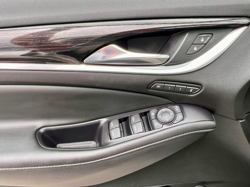 Buick Enclave Vehicle Full-screen Gallery Image 30