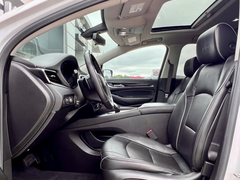 Buick Enclave Vehicle Full-screen Gallery Image 32