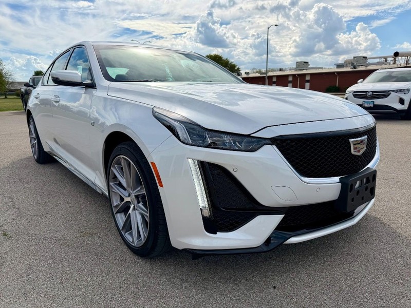 Cadillac CT5 Vehicle Full-screen Gallery Image 03