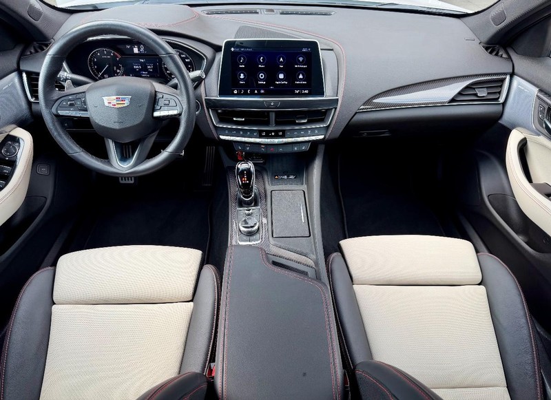 Cadillac CT5 Vehicle Full-screen Gallery Image 12