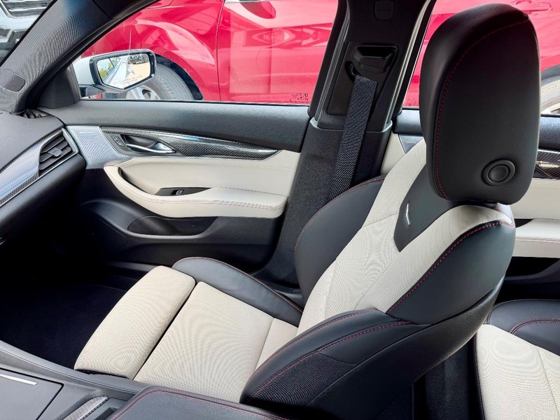 Cadillac CT5 Vehicle Full-screen Gallery Image 13