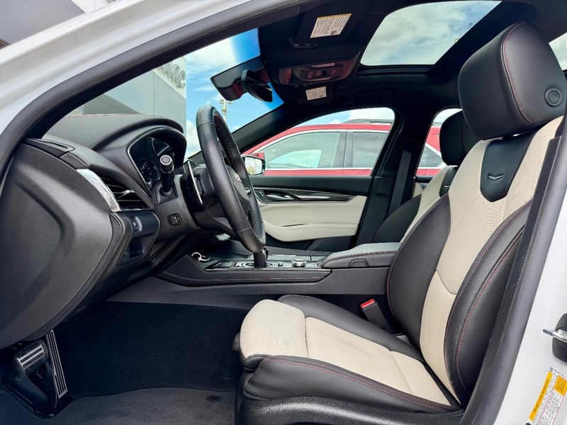 Cadillac CT5 Vehicle Full-screen Gallery Image 28