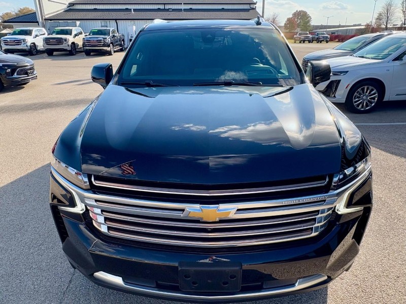 Chevrolet Suburban Vehicle Full-screen Gallery Image 02