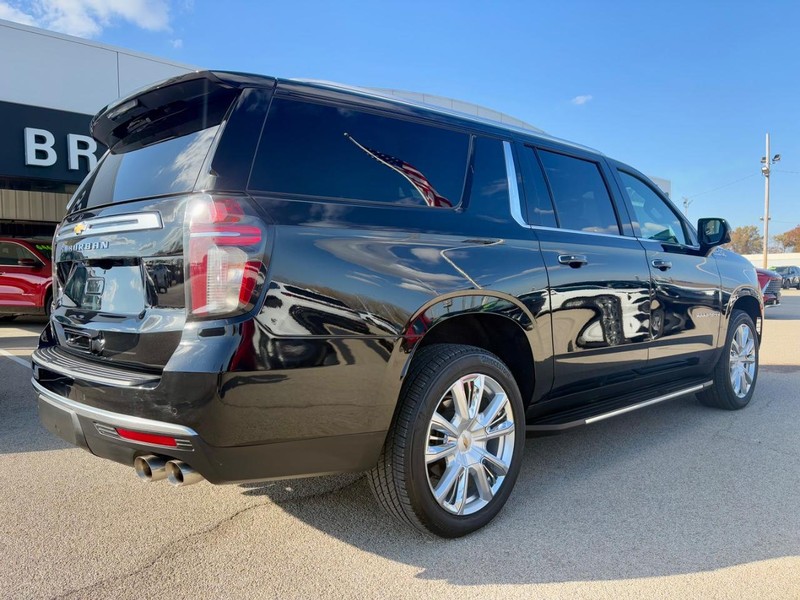 Chevrolet Suburban Vehicle Full-screen Gallery Image 04