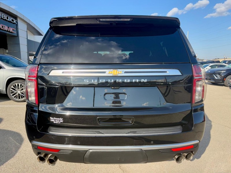 Chevrolet Suburban Vehicle Full-screen Gallery Image 05