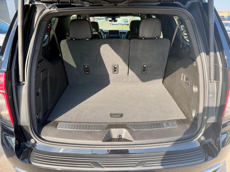 Chevrolet Suburban Vehicle Full-screen Gallery Image 06