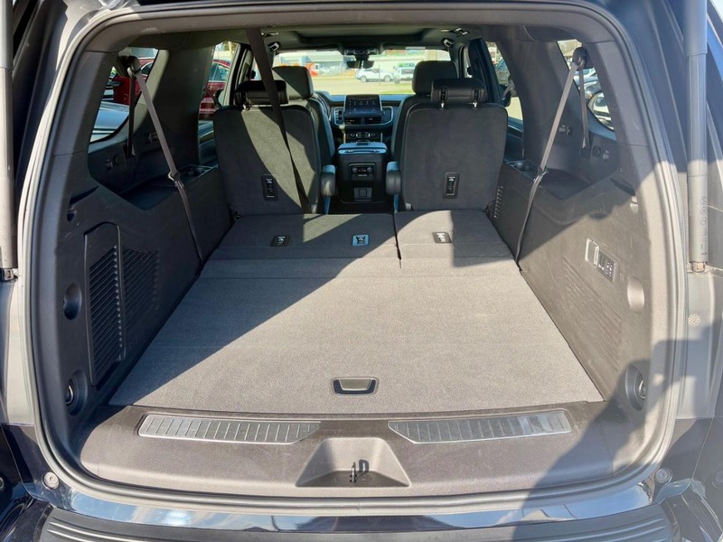 Chevrolet Suburban Vehicle Full-screen Gallery Image 07