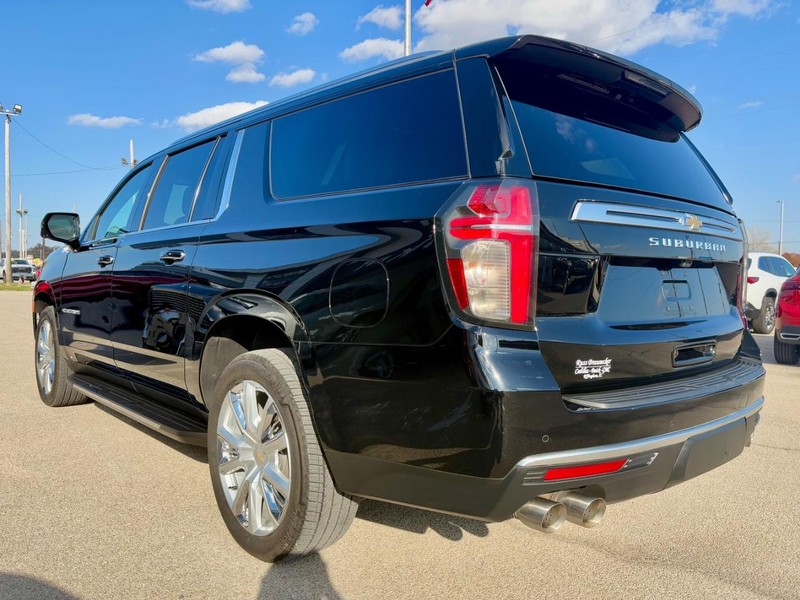 Chevrolet Suburban Vehicle Full-screen Gallery Image 08