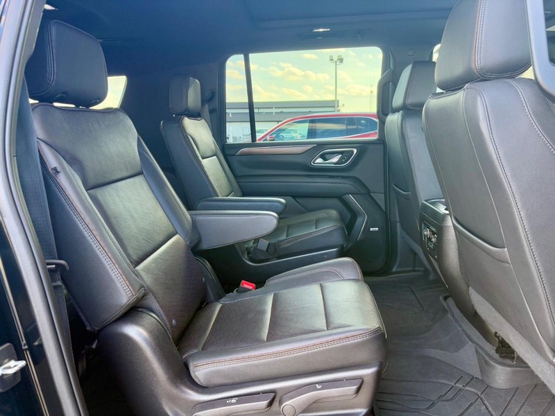 Chevrolet Suburban Vehicle Full-screen Gallery Image 12