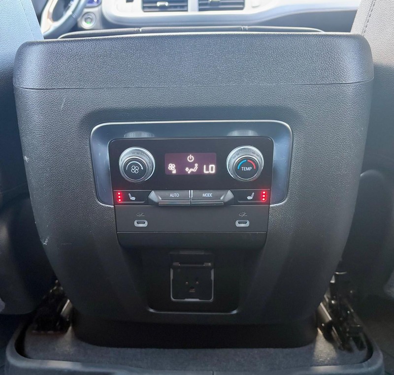 Chevrolet Suburban Vehicle Full-screen Gallery Image 13