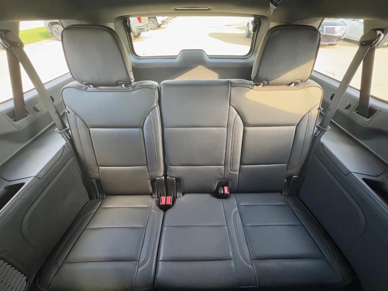 Chevrolet Suburban Vehicle Full-screen Gallery Image 14