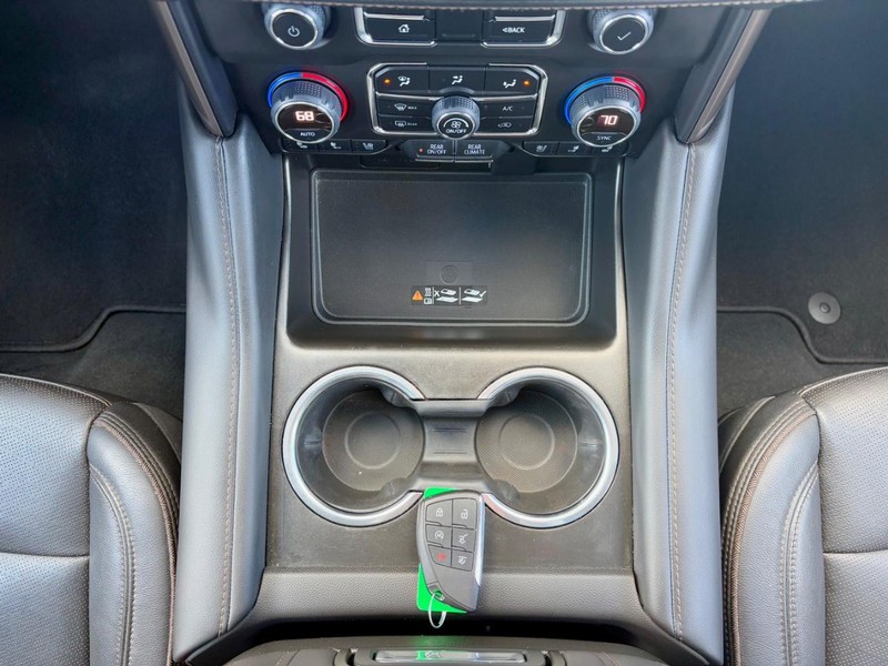 Chevrolet Suburban Vehicle Full-screen Gallery Image 16