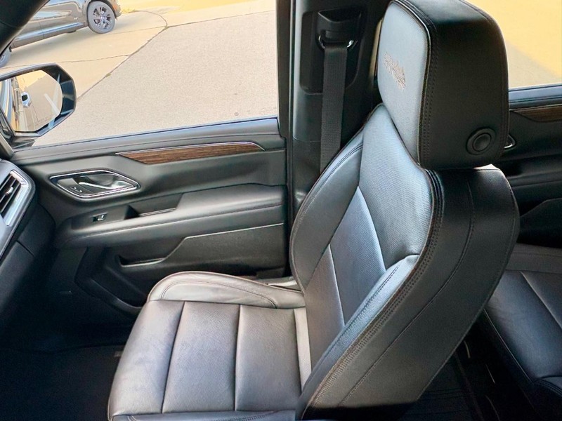 Chevrolet Suburban Vehicle Full-screen Gallery Image 17