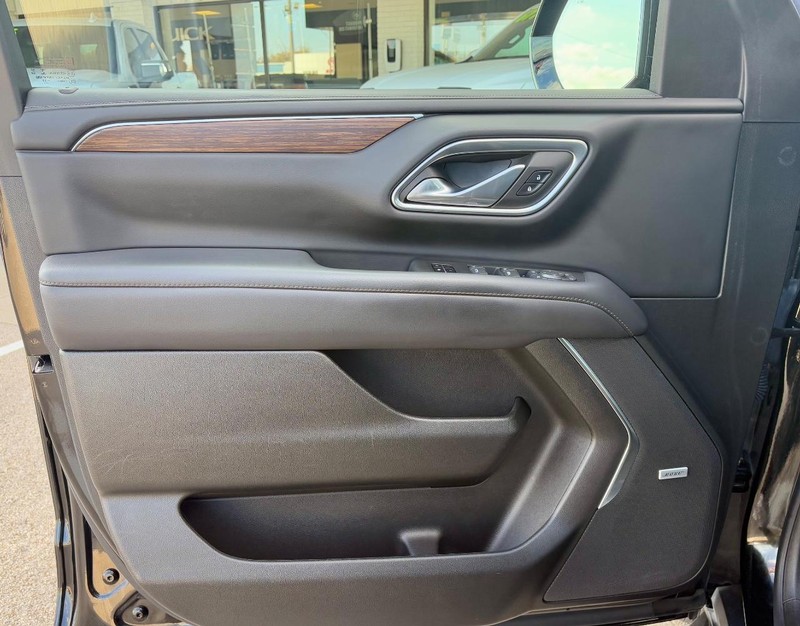 Chevrolet Suburban Vehicle Full-screen Gallery Image 18