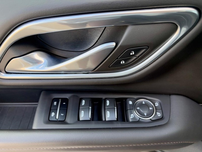 Chevrolet Suburban Vehicle Full-screen Gallery Image 19