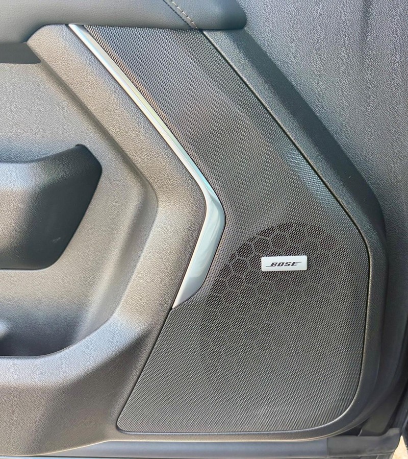 Chevrolet Suburban Vehicle Full-screen Gallery Image 20