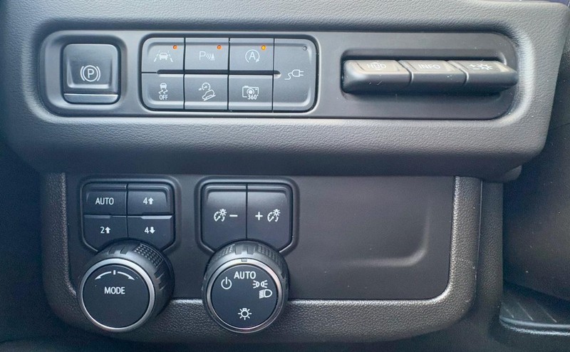 Chevrolet Suburban Vehicle Full-screen Gallery Image 21