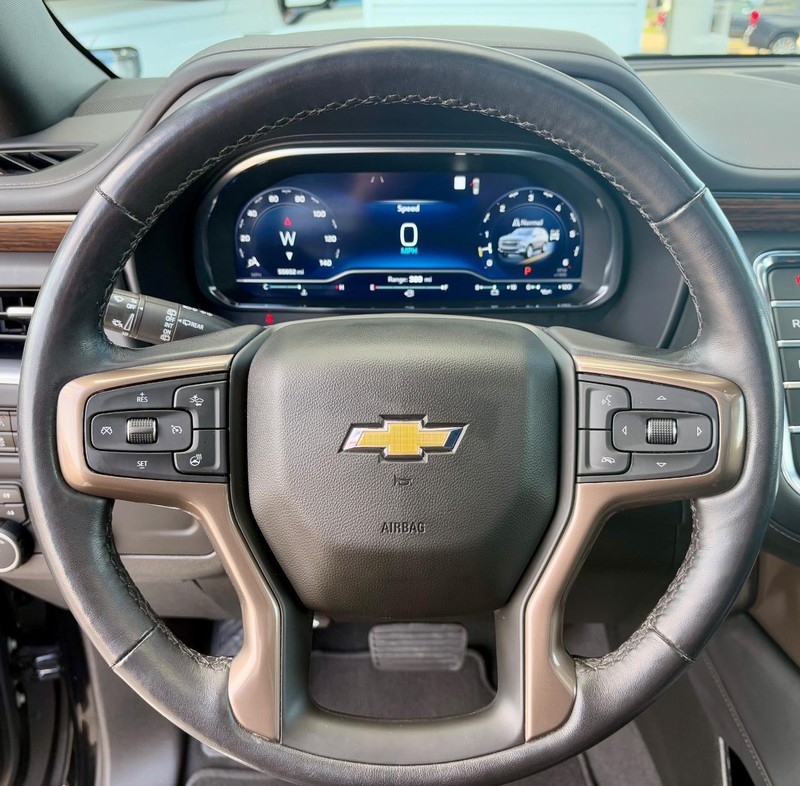 Chevrolet Suburban Vehicle Full-screen Gallery Image 22