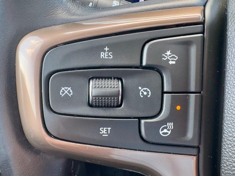 Chevrolet Suburban Vehicle Full-screen Gallery Image 23
