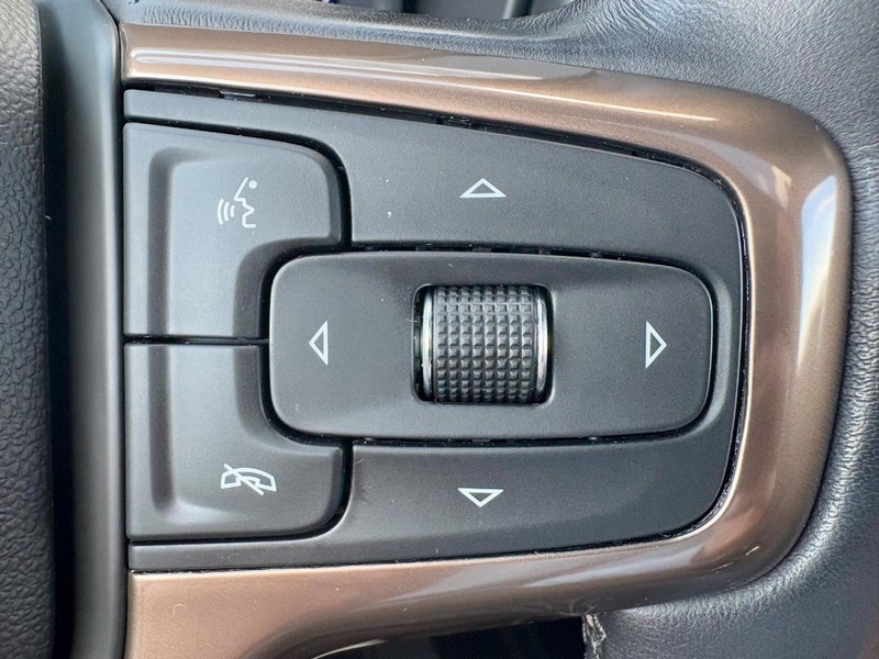 Chevrolet Suburban Vehicle Full-screen Gallery Image 24