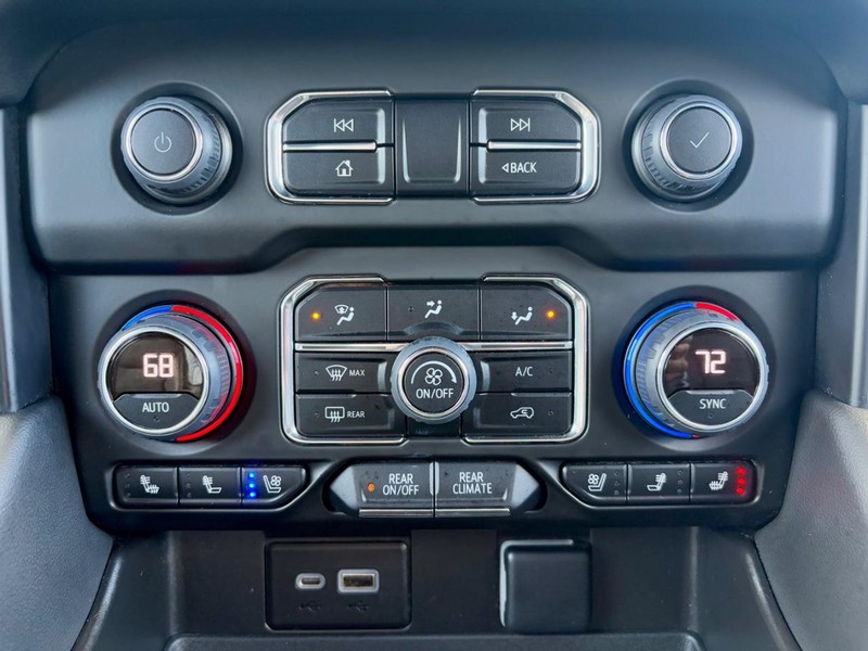 Chevrolet Suburban Vehicle Full-screen Gallery Image 30
