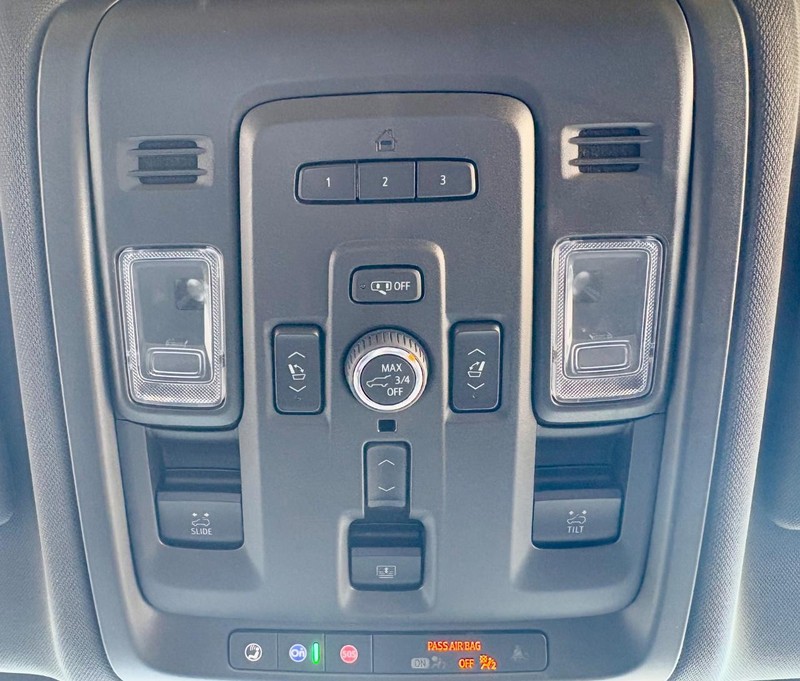 Chevrolet Suburban Vehicle Full-screen Gallery Image 31