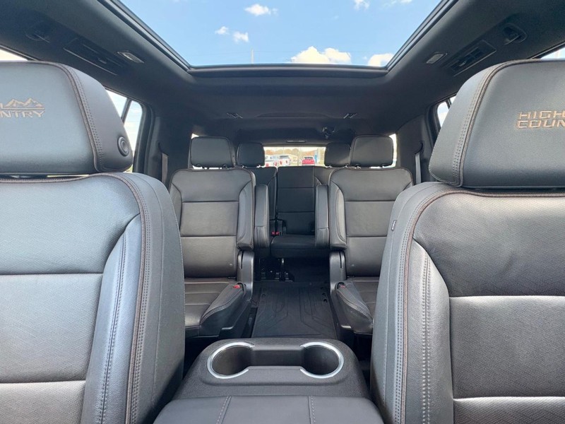 Chevrolet Suburban Vehicle Full-screen Gallery Image 33