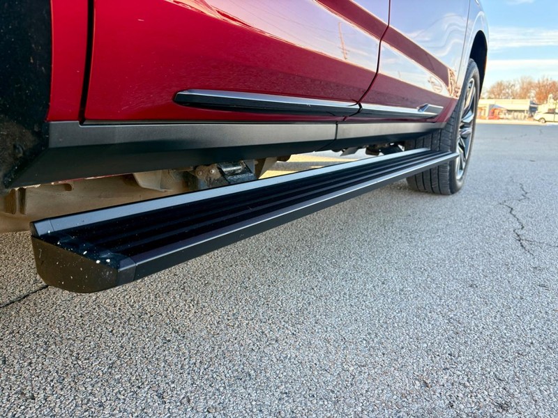 Cadillac Escalade Vehicle Full-screen Gallery Image 05